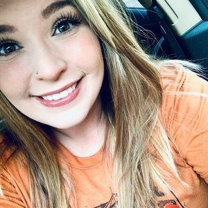 Meet your Posher, Larissa